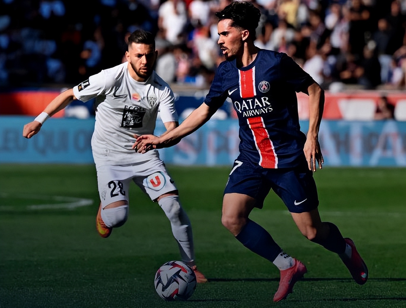 壹号-包含巴黎圣日耳曼教练压力巨大！，莱万多夫斯基遭遇十五持续失利引发球迷热议的词条