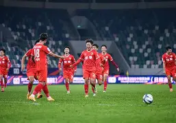 YIHAO- 足球夜战：渝州灰熊队淘汰对手齐鲁貔貅队，临门一脚致胜韧性比赛的样板