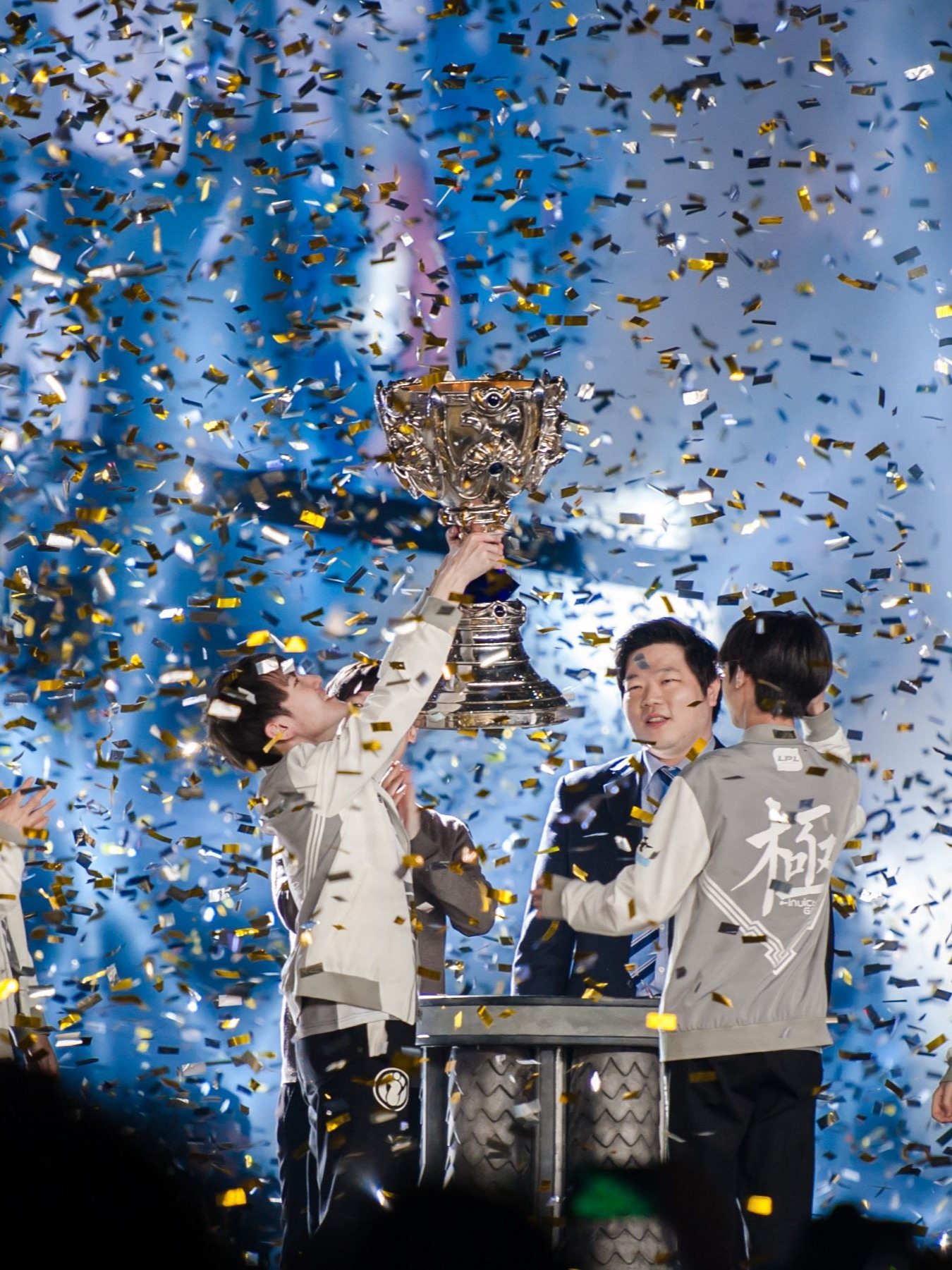 壹号娱乐-关于Rookie回归赛场，赛况扑朔迷离首场状态亮眼，FPX观众沸腾！的信息