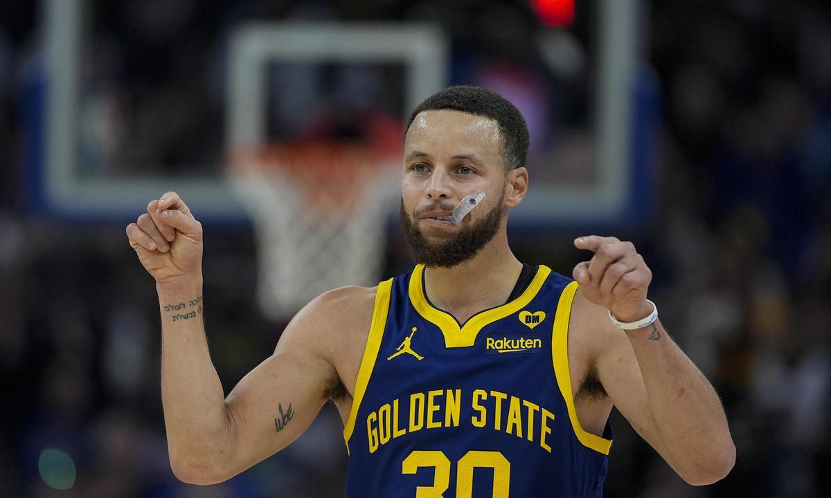 壹号娱乐-库里迎来十二赛季高光表现，老鹰球迷沸腾！的简单介绍